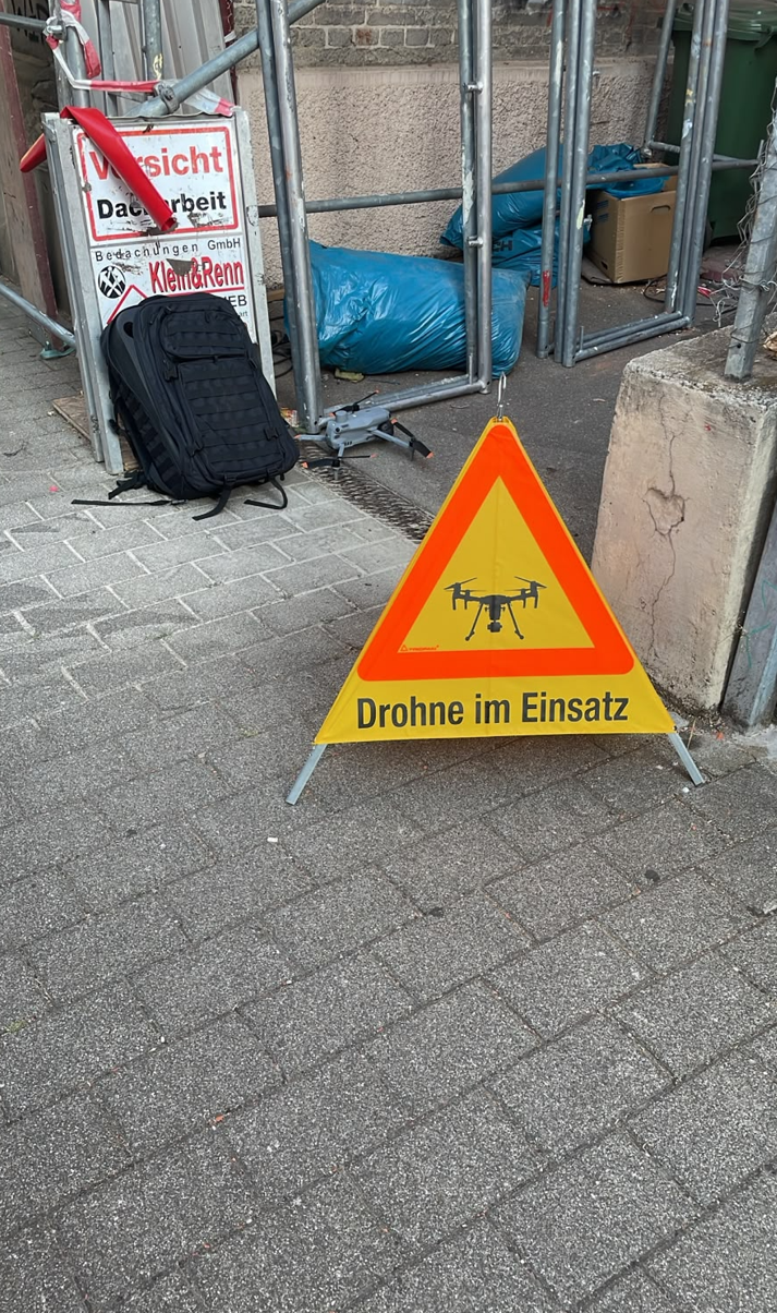 Baustelleneinsatz mit Drohne und Hinweisschild – Zusammenarbeit mit Klein & Renn